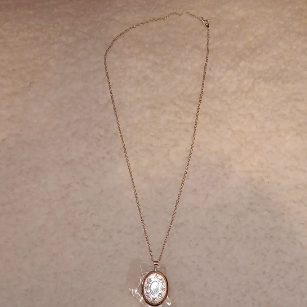 Elegant Silver Pendant Necklace